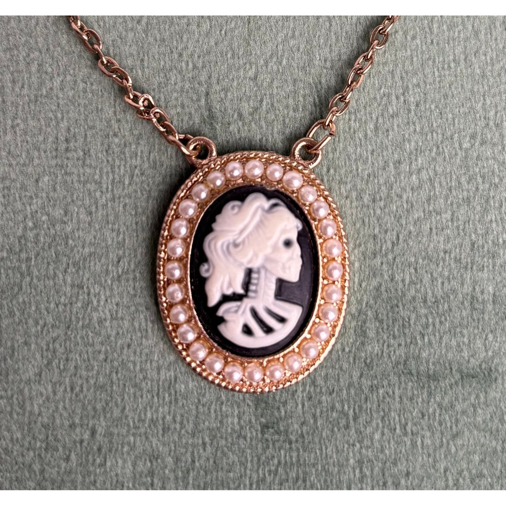 Skeleton Cameo Necklace Gold Tone Oval Pendant Pearl Beaded Chain Gothic‎ P112